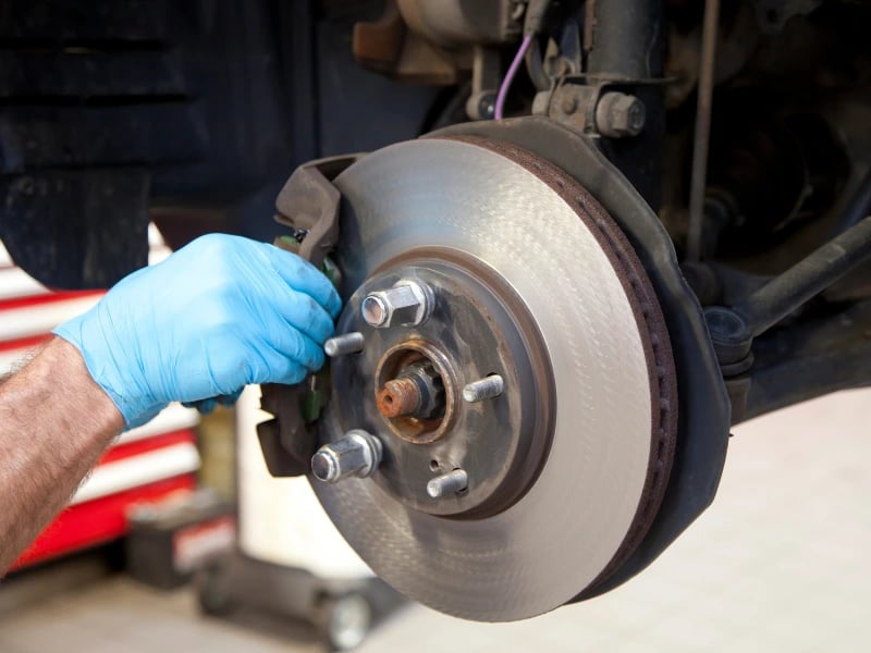 Service a bil bremser of sporing